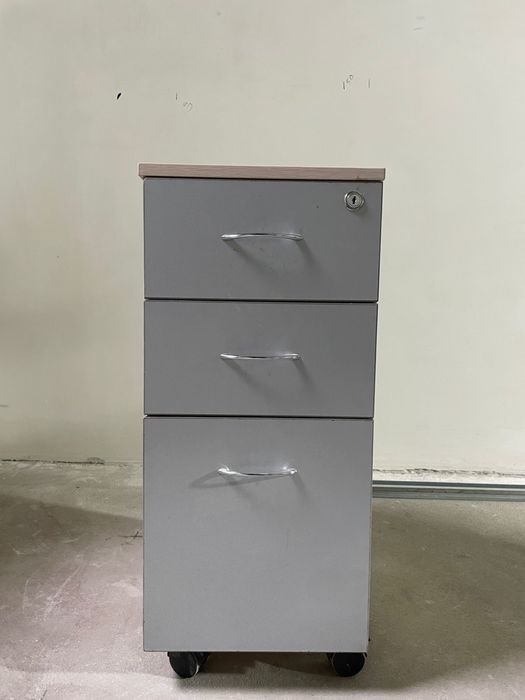 Продам офисную тумбочку