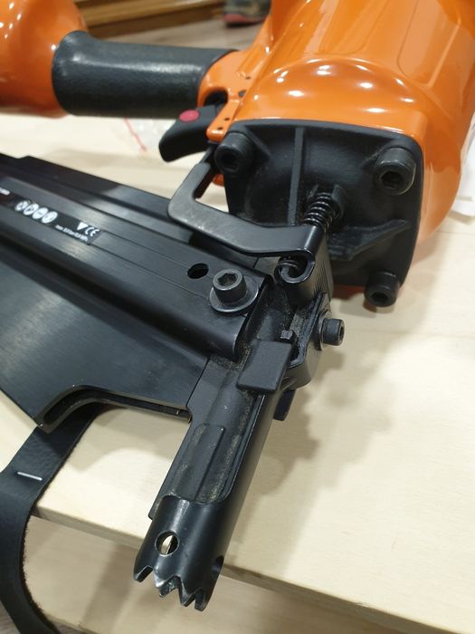 Vand pistol pneumatic pentru cuie in banda la 20⁰ Reich 3555 ca nou