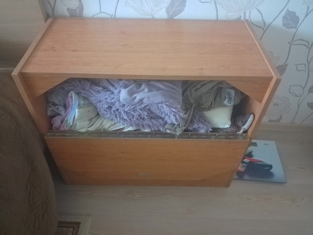 Продавам легло с матрак и ракла.