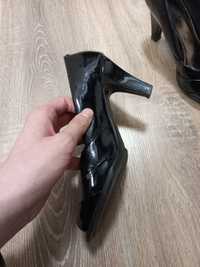 Pantofi cu toc negru lucios