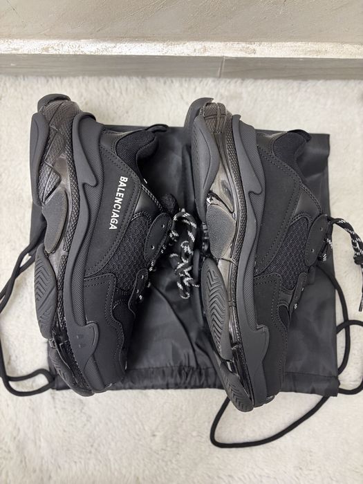 Balenciaga triple S •
