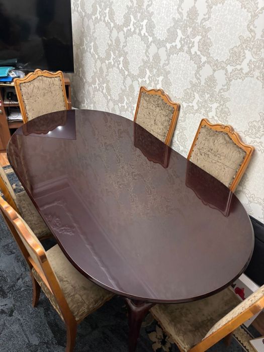 продам стол и стулья из красного дерево