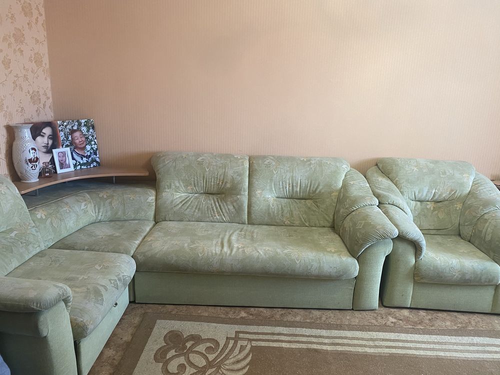 Продам мягкую мебель угловой диван и кресло