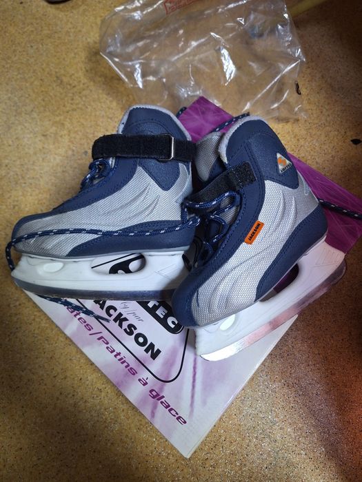 Продам детские коньки,  катались пару раз. Как новые