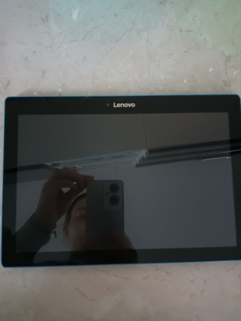 Vând tableta Lenovo