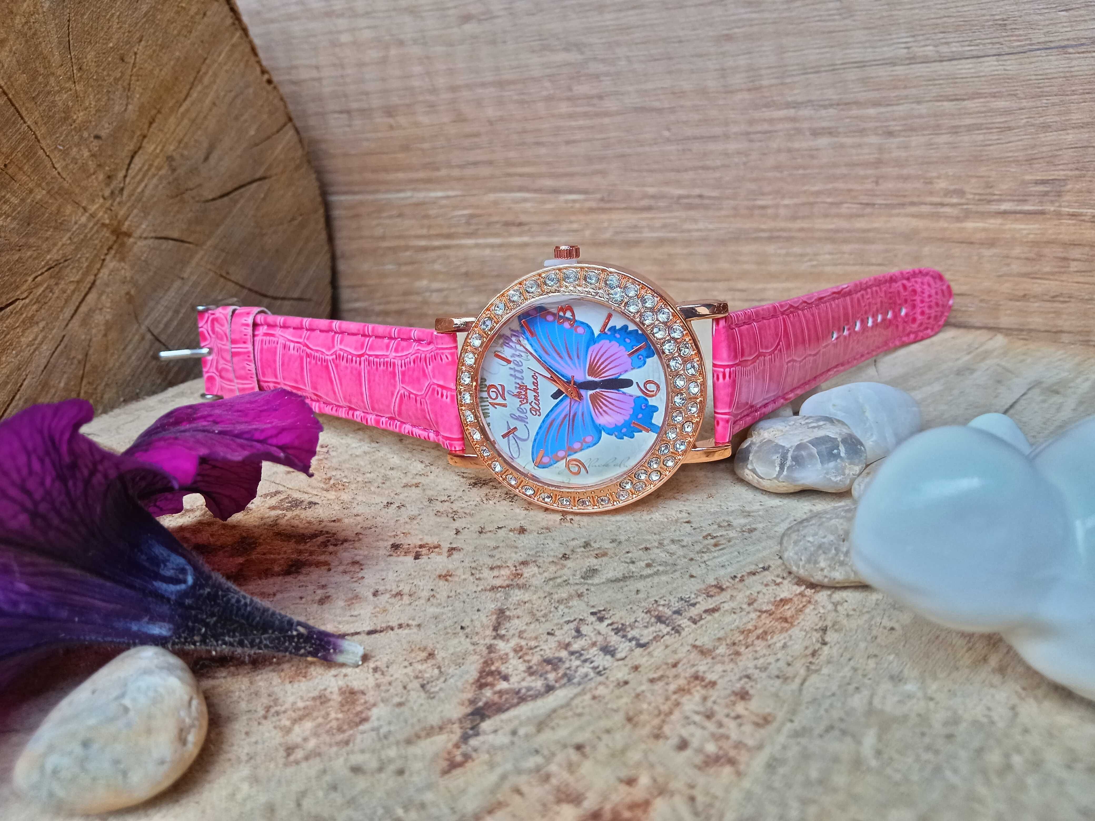 Дамски часовник нежна визия, интересен дизайн с цветни листа