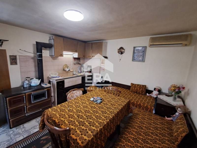 Двуетажна тухлена къща за продажба, с двор, складови постройки и таван