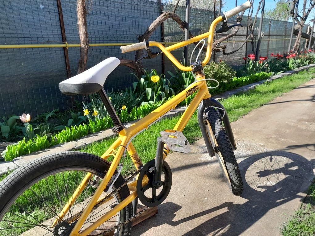 Bicicletă BMX culoare galben lucios