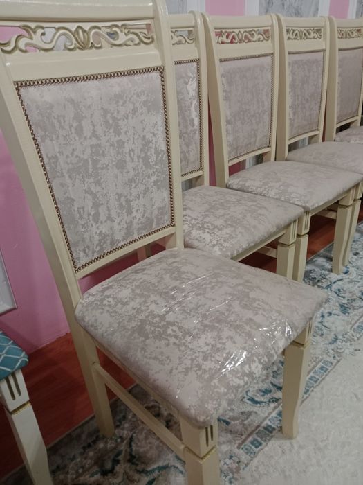 бежевые мраморные стулья