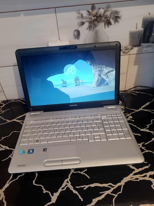 Vind laptop Toshiba i3