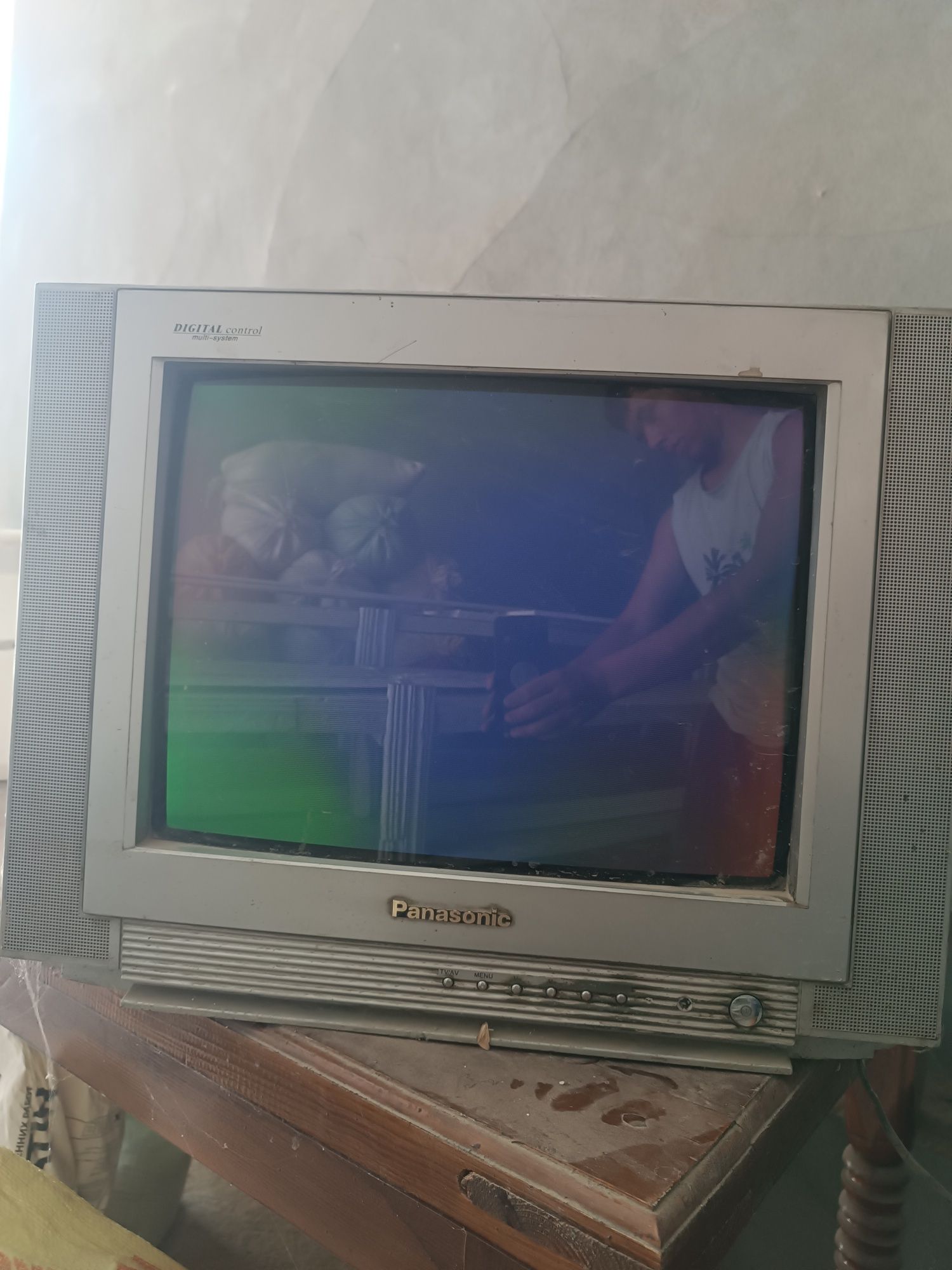 2 ta televizor Sotiladi ishlab turibdi arzon qilib beraman