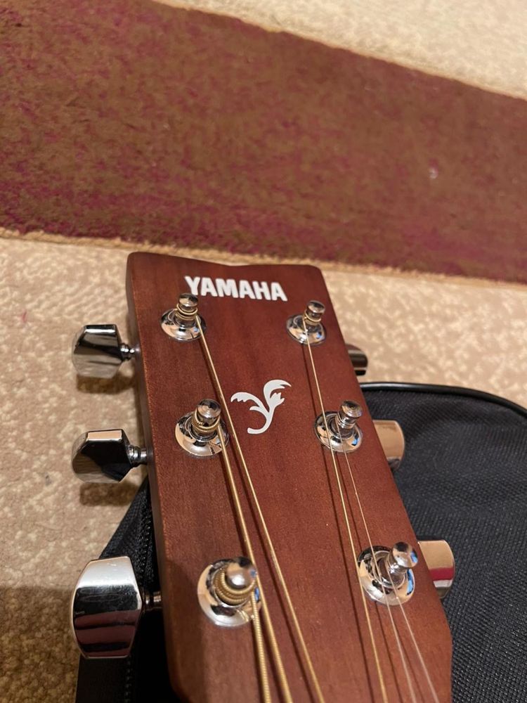 Продам новую гитару Yamaha вместе с чехлом.
