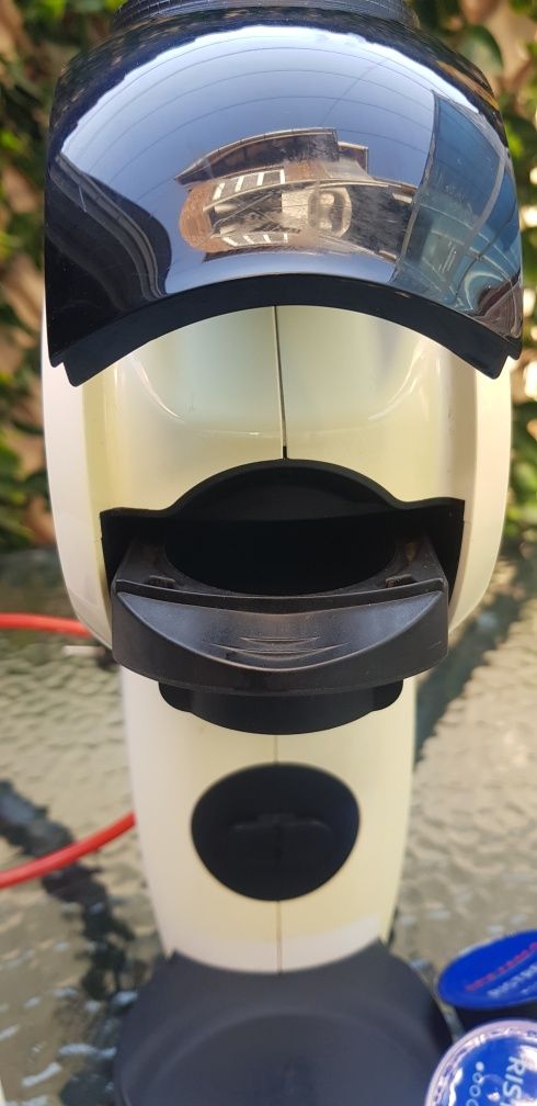 Кафе машина с капсули Dolce Gusto