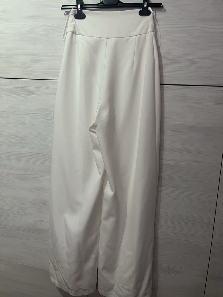 Продавам бял комплект Caramella Fashion.