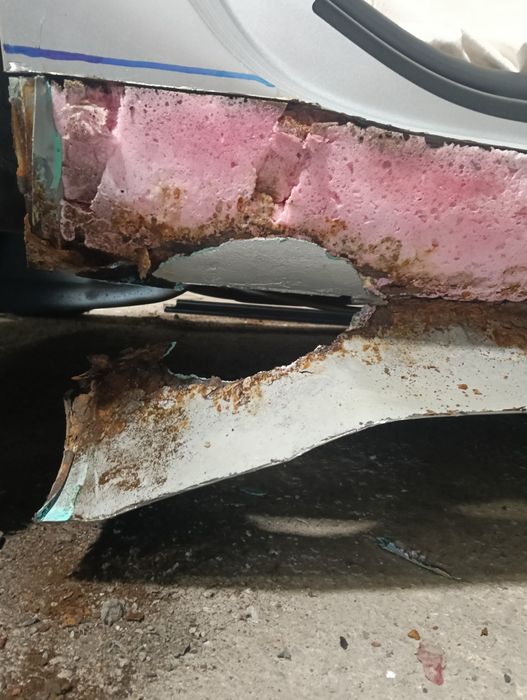 Tinichigerie auto Brasov > Reparatii praguri si retusuri (blending)