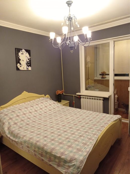 Кровать двух спальная,две прикроватные тумбочки и комод