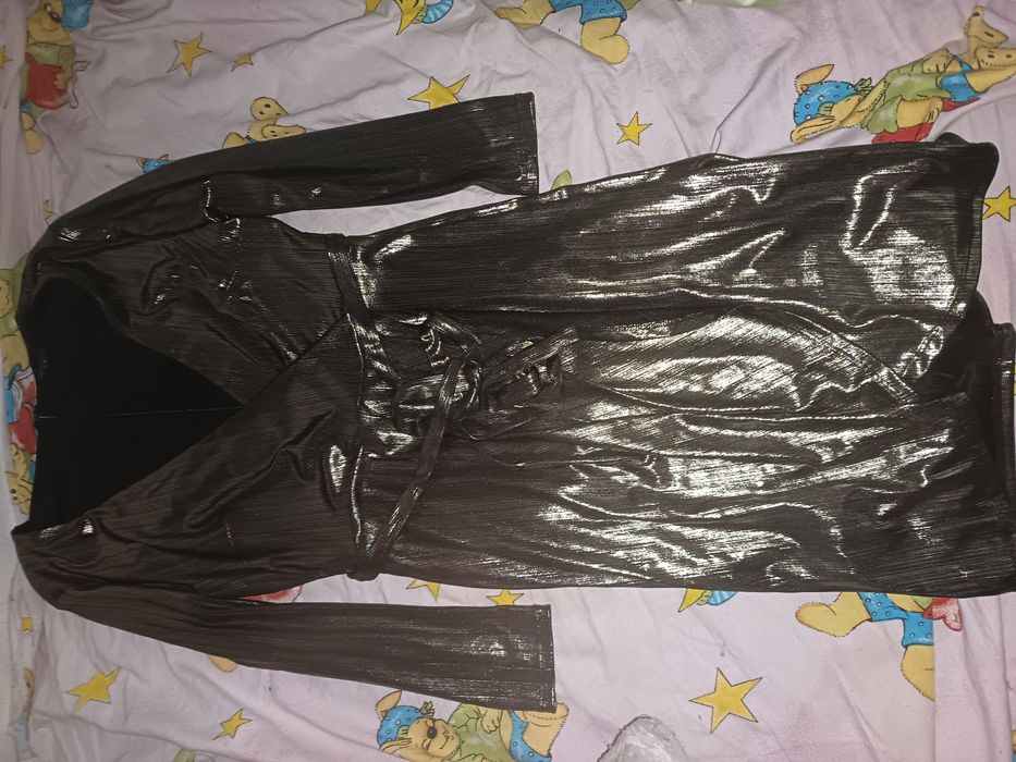 Rochie cu mâneci lungi, și crăpată intr o parte