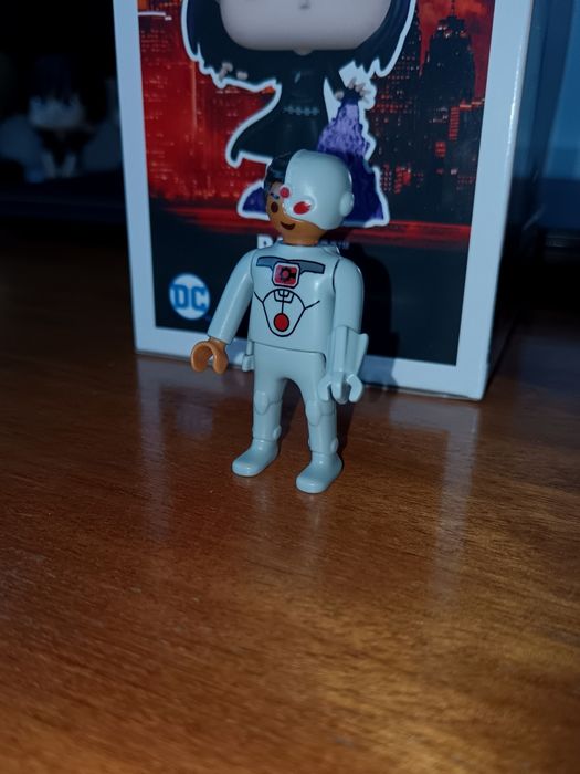 Kinder Surprise DC Playmobil Cyborg фигурка