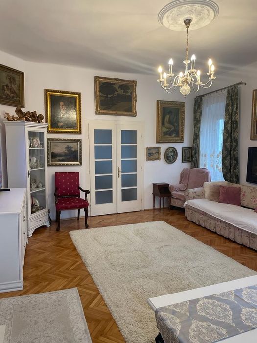 În Centrul Vechi,vând casă boierească,cu 2 spații comerciale!!!