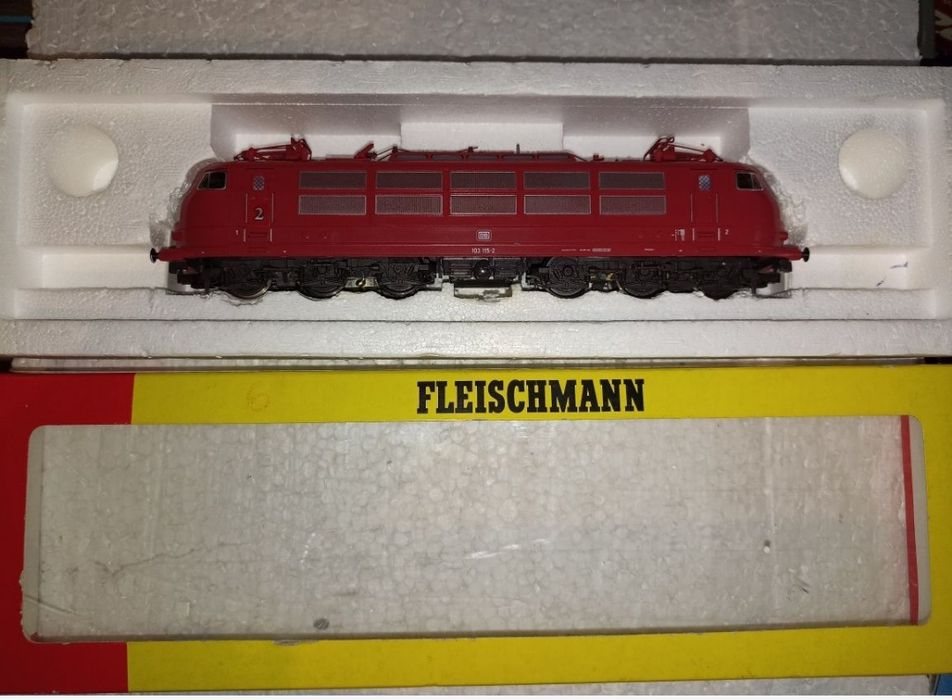 Locomotiva digitala cu sunete fleischmann 

Specificatii:
- sasiu din