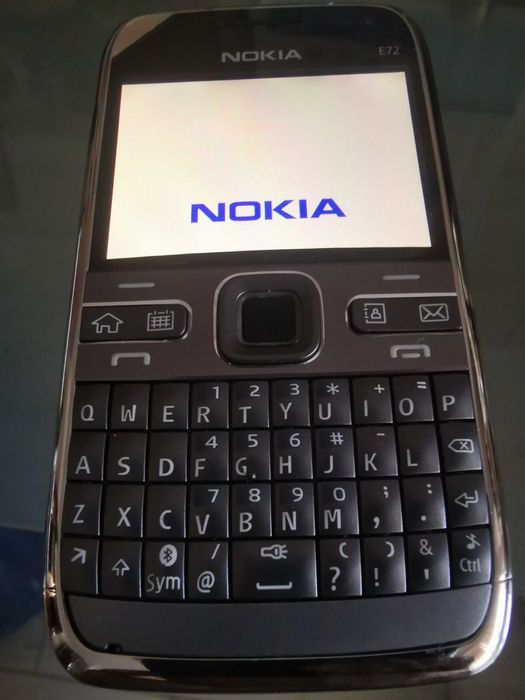 Vând Nokia E72 silver, nou, zero minute,  meniu limba română, cadou