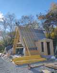 Cabane stil-Aframe și case pe structura de lemn masiv la roșu sau gata