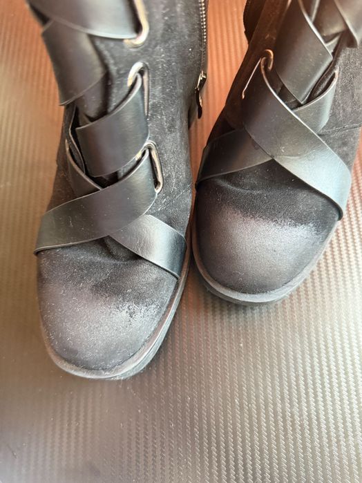 Велурени боти на ток