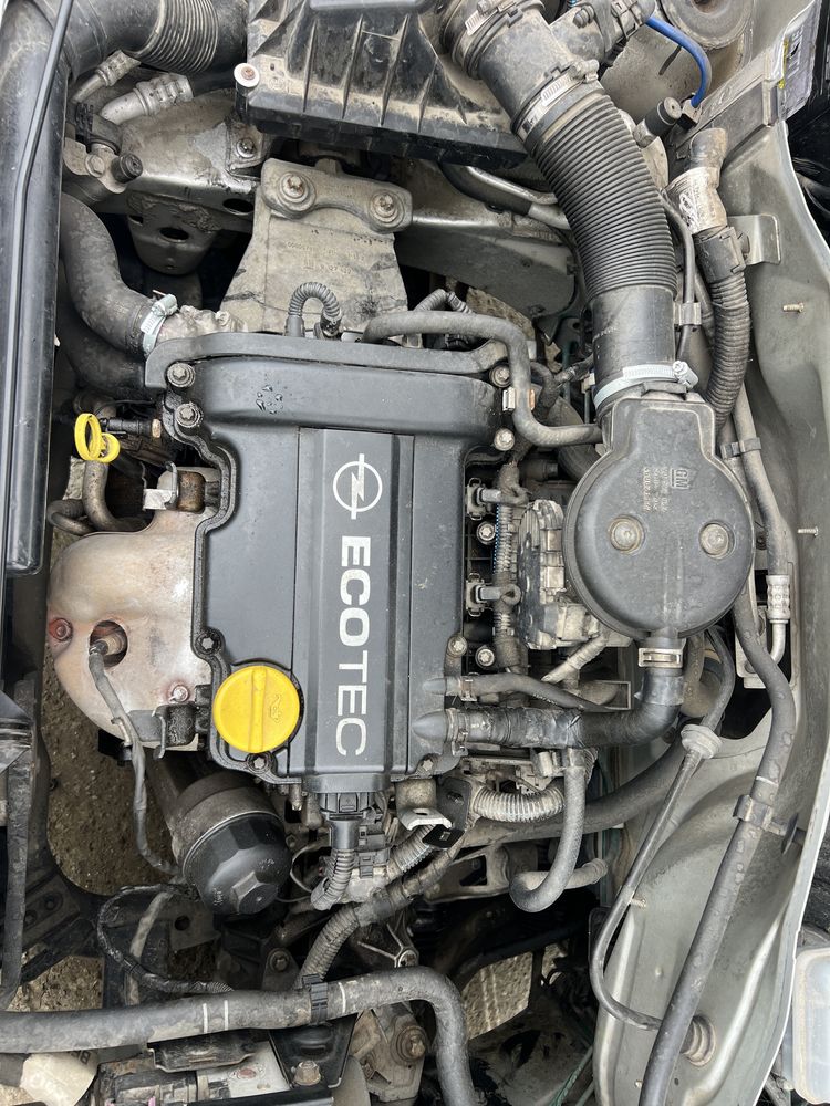Vand bara fata capota usi haion motor 1.2 benzina Opel corsa c an 2003