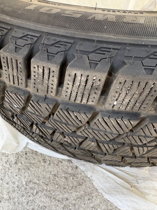 Продаю зимнюю шину почти новая