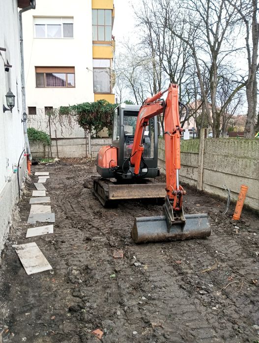 vând mini excavator de 3,5 t