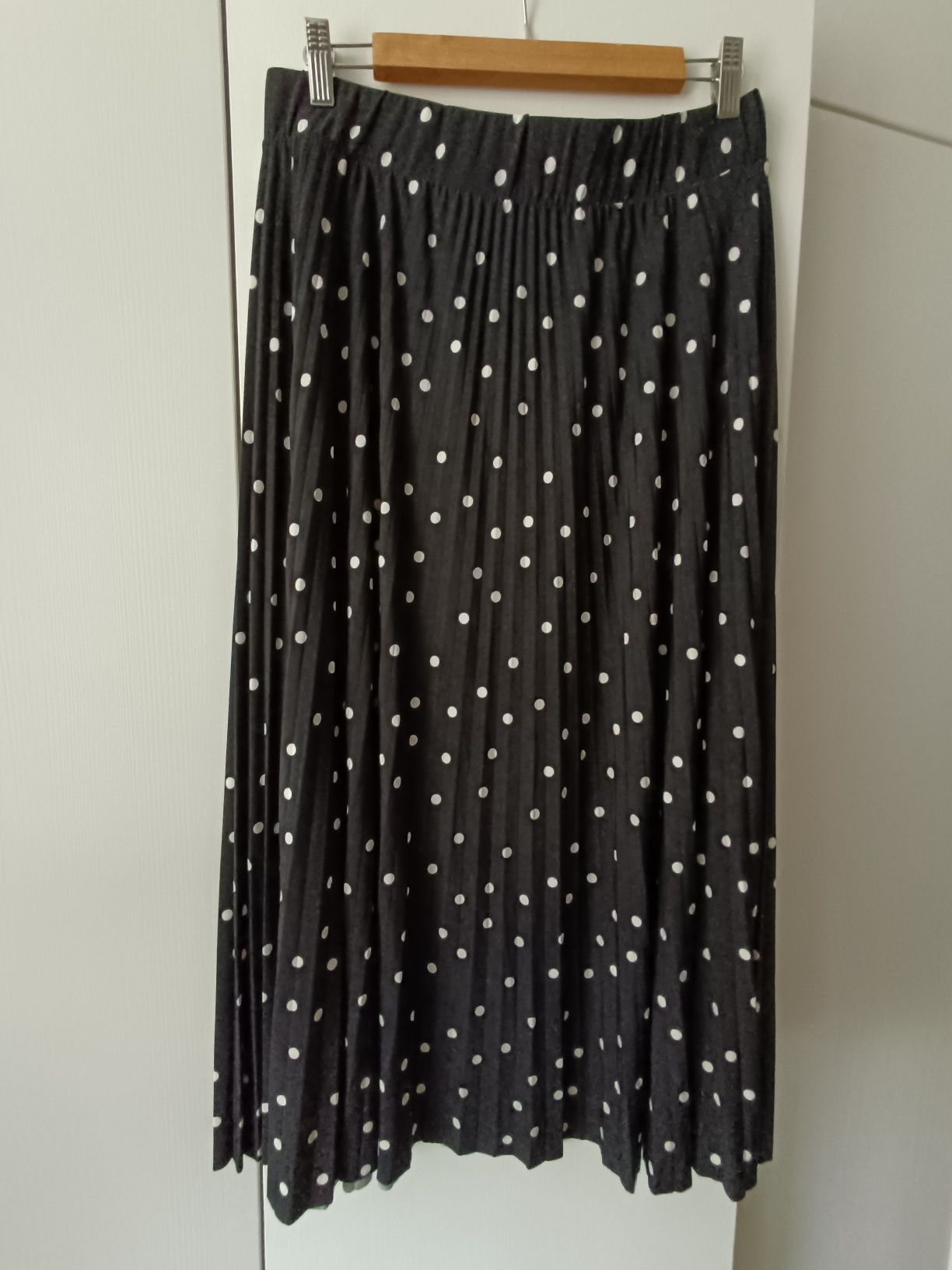 Черна плисирана пола на бели точки Cropp р-р L/ XL