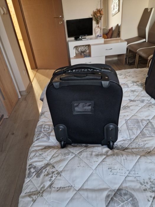 Продавам куфари с колелца