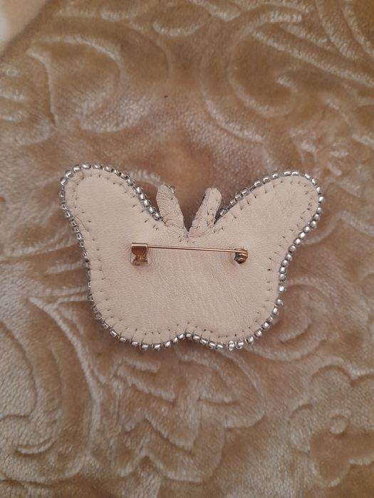 Broșa fluture verde cu cristale și perle