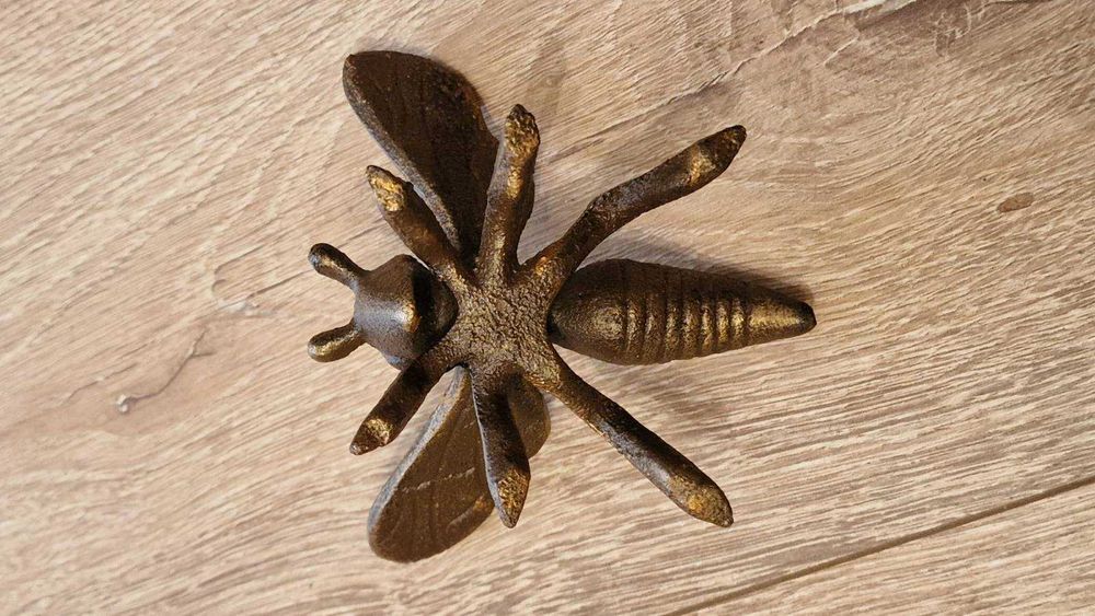 Масивна Чугунена пчела–450гр Старинен ефект.