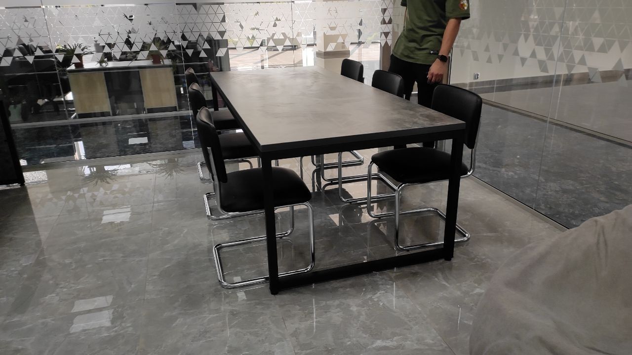 Pergavorniy majlis stol loft
