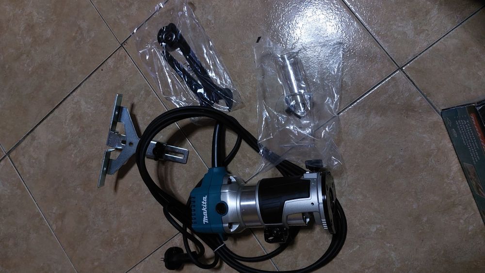 Masina de frezat si taiat Makita RT0702C
