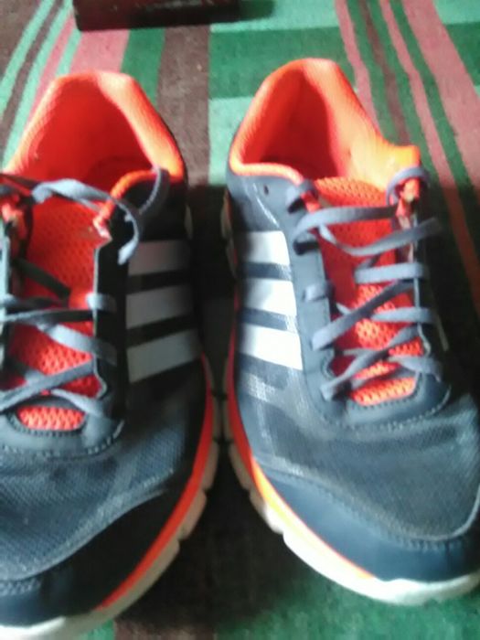 Pantofi sport Adidas pret 200lei