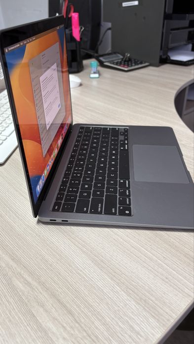 MacBook Air в отличном состоянии, работает без нареканий, имеется все
