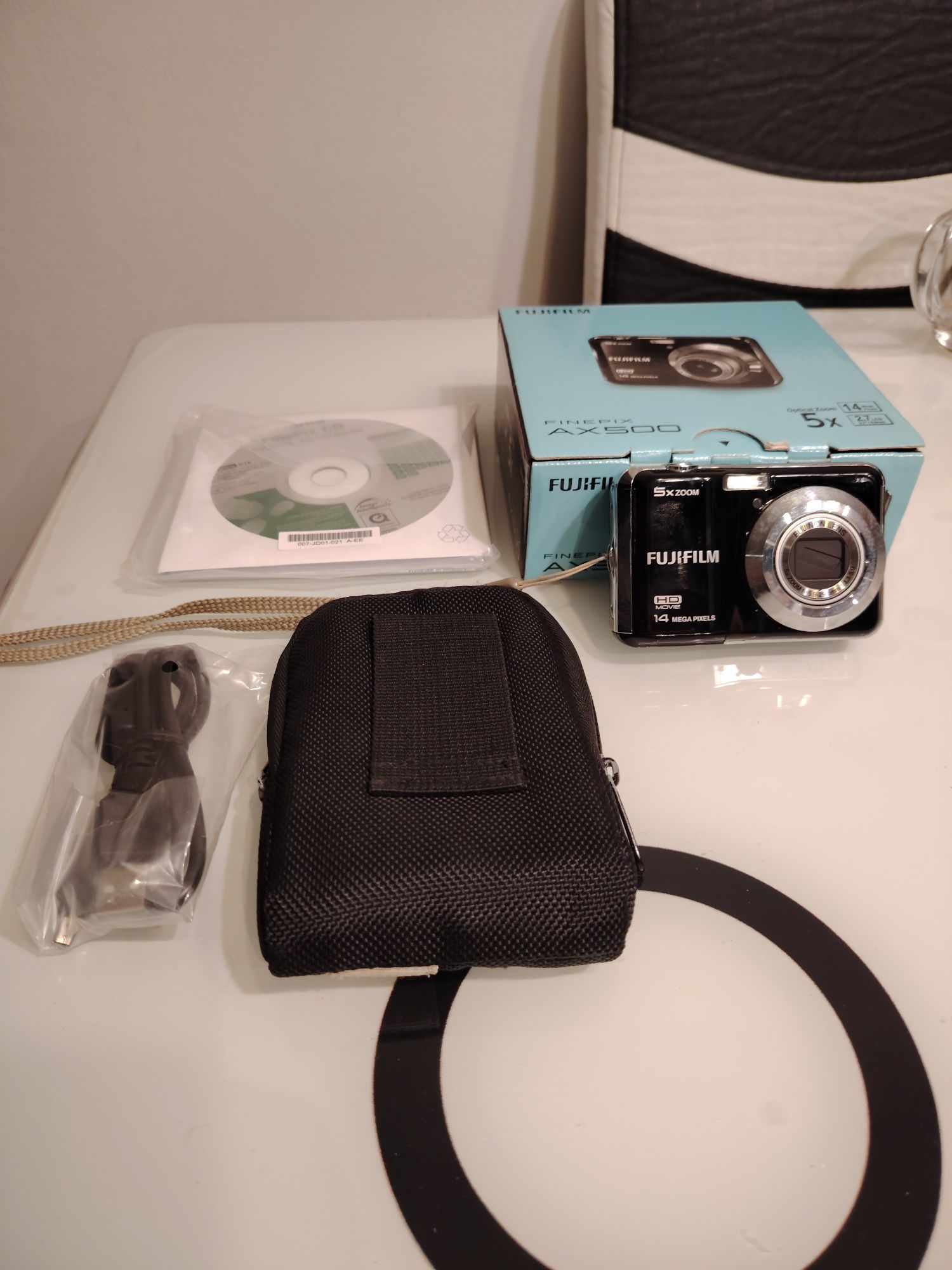 Vând aparat foto Fujifilm AX500