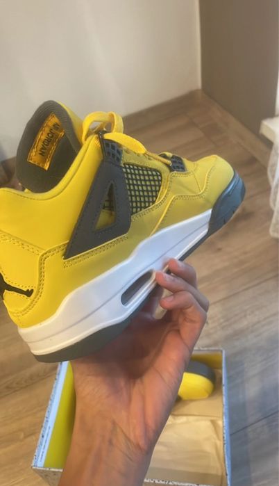Air Jordan 4 Yellow Lightning • Size 41 • 450 lei