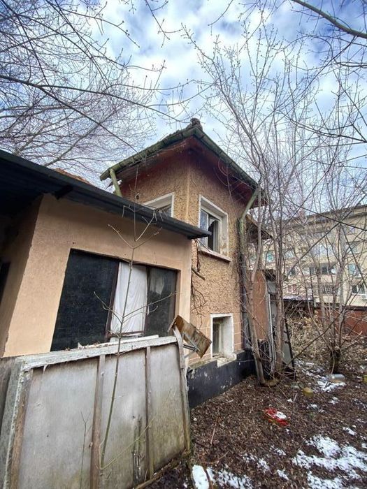 Къща в Плевен-9-ти квартал площ 100 цена 85000