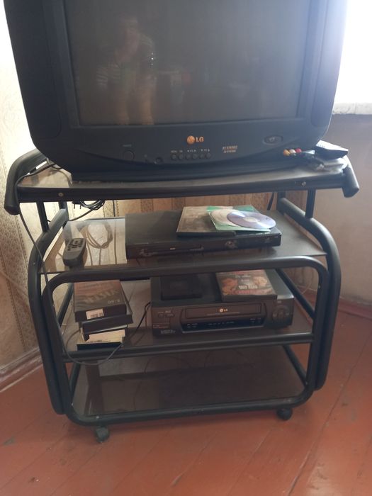 Столик стекляный под технику ,почти новый