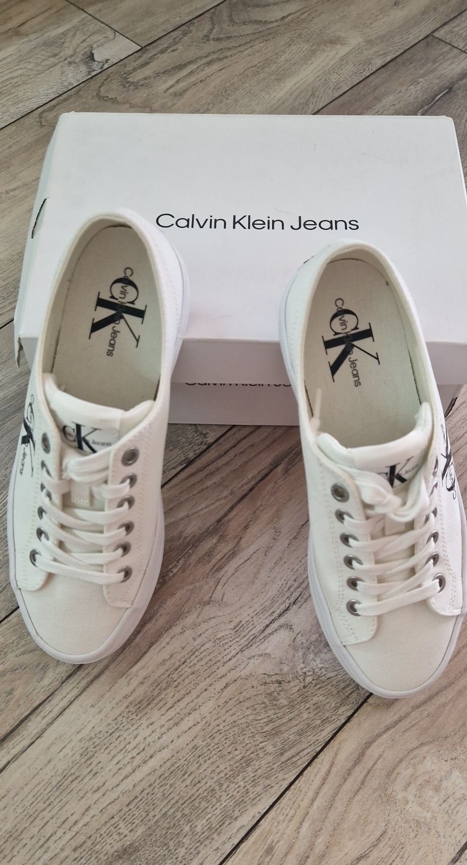 Бели дамски кецове Calvin Klein, 37 номер