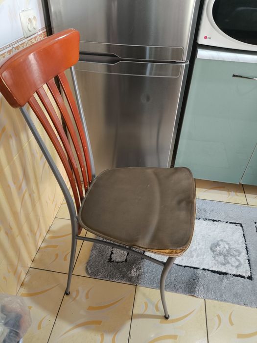 Два  крепких стула