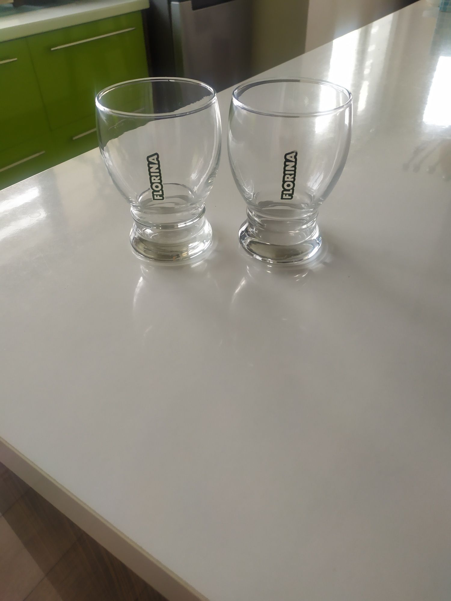 продавам стъклени чаши