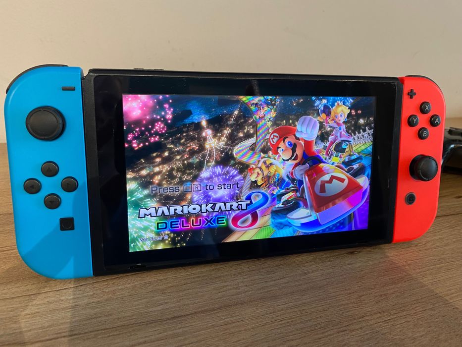 Nintendo Switch modat + Dock, 2 Joy-Con, Pro Controller și accesorii
