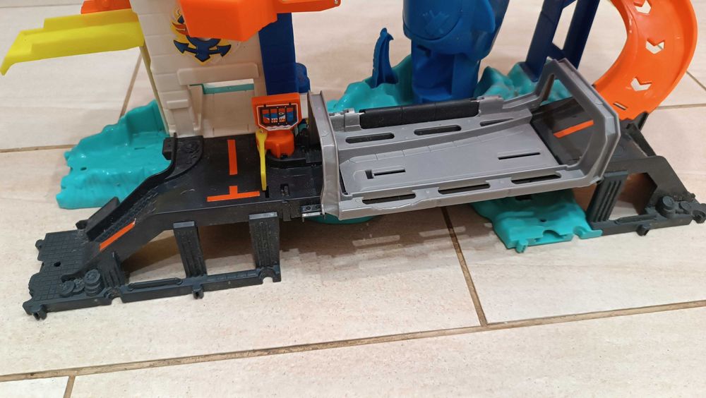 Hot Wheels Паркинг-гараж Акула – City Attacking Shark Escape