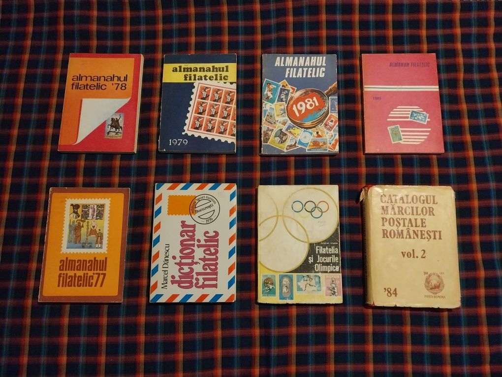 Cărți vechi cu mărci poștale de colecție.