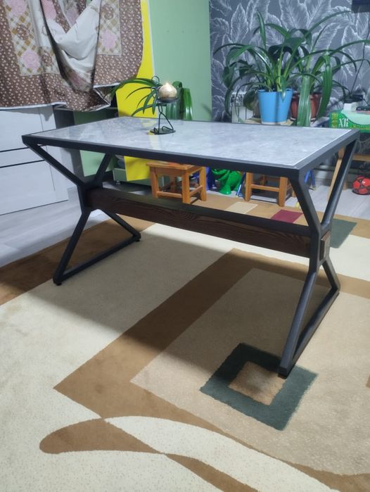 Продам стол, новый.