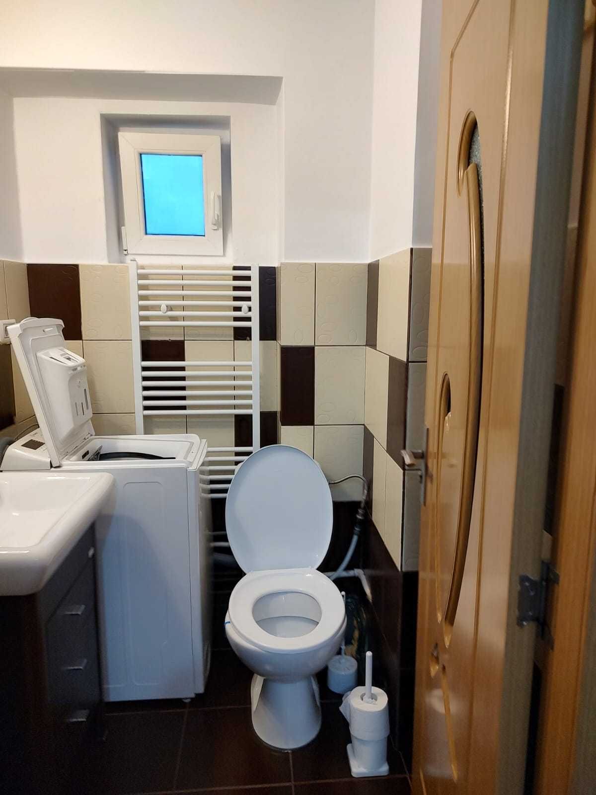 Inchiriez apartament cu 3 camere, in Iasi, zona Rond Vechi CUG